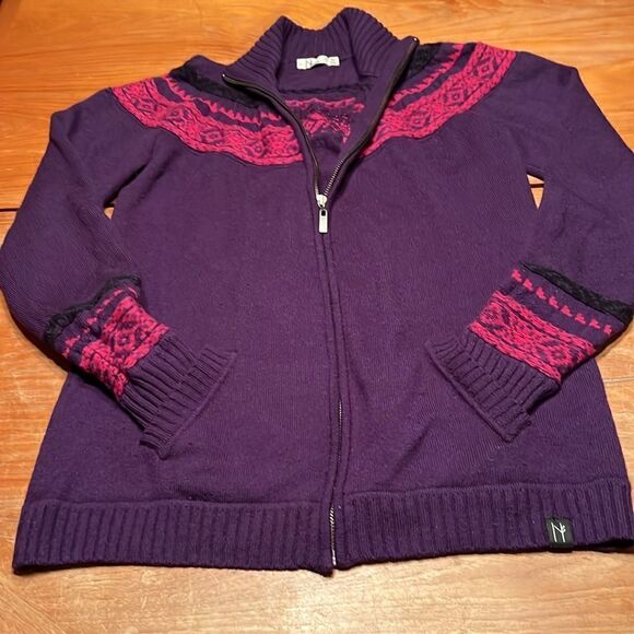 Neve Sweater  - Picture 2 of 9